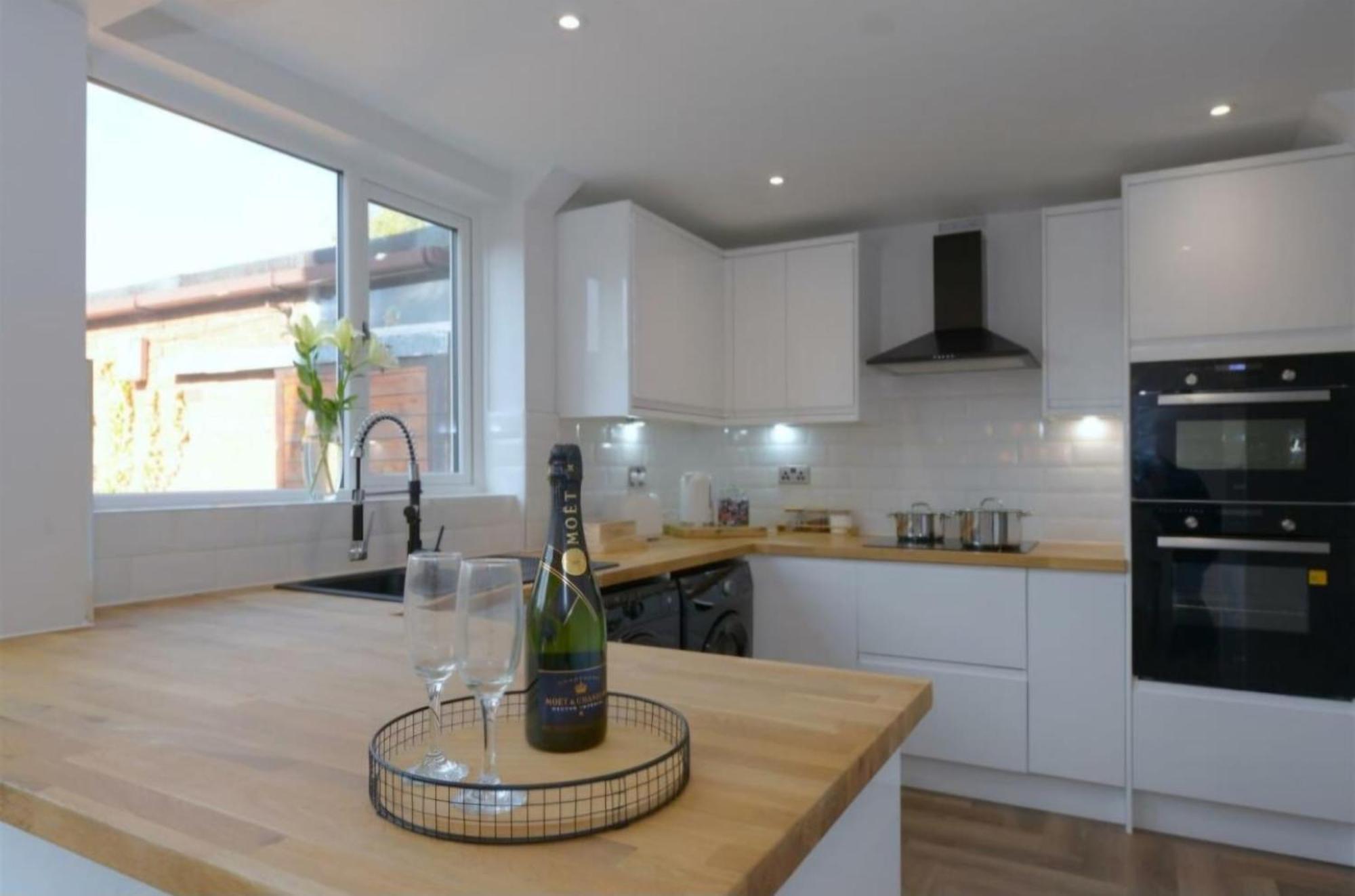 Modern 3 Bedroom Property With Free Driveway Parking By Shire Stays Shrewsbury Extérieur photo