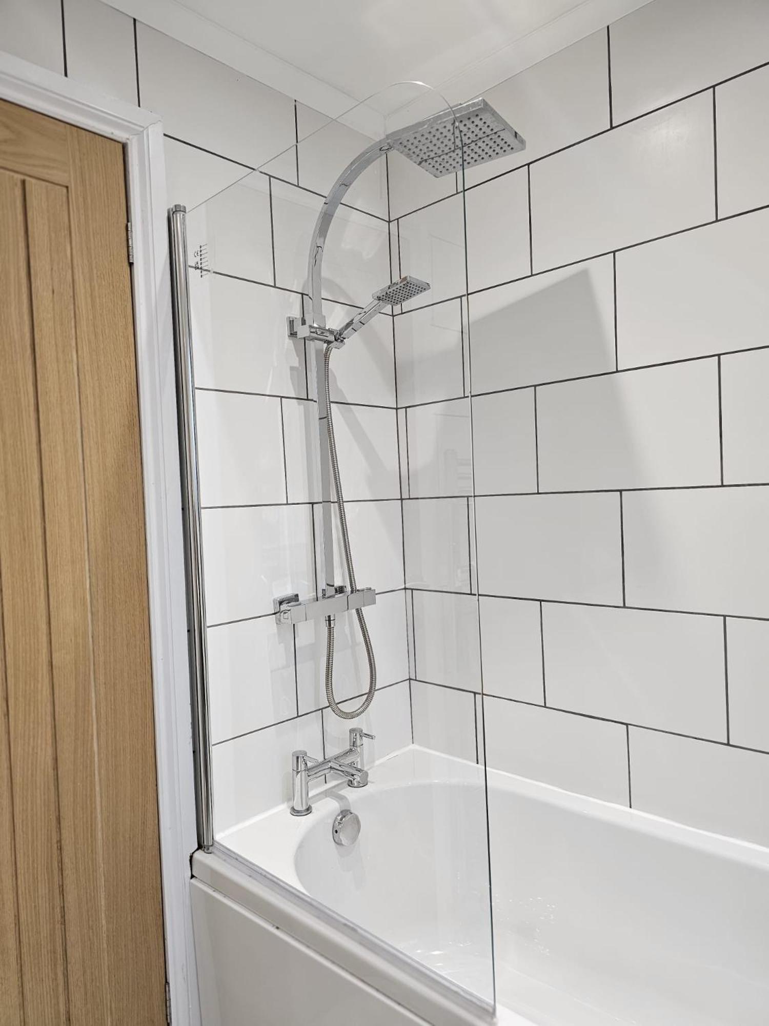 Modern 3 Bedroom Property With Free Driveway Parking By Shire Stays Shrewsbury Extérieur photo