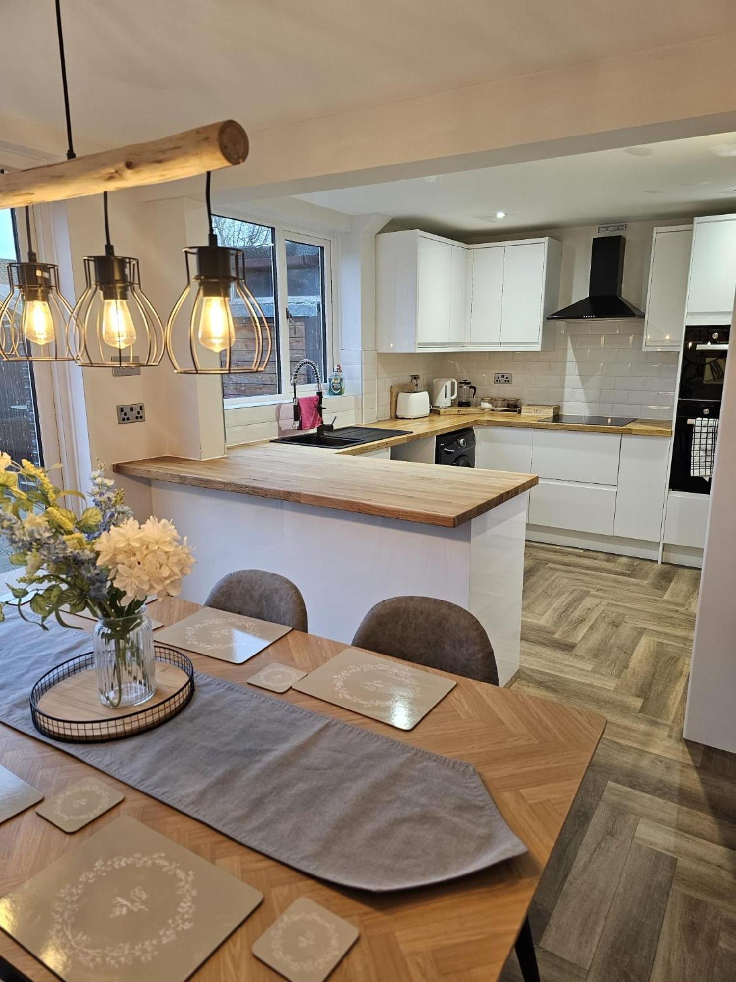 Modern 3 Bedroom Property With Free Driveway Parking By Shire Stays Shrewsbury Extérieur photo